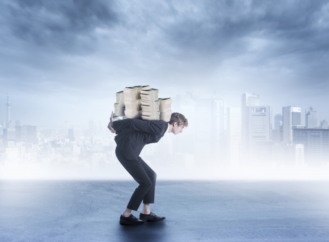 借金を背負う男。四万十市で借金返済の無料相談をする